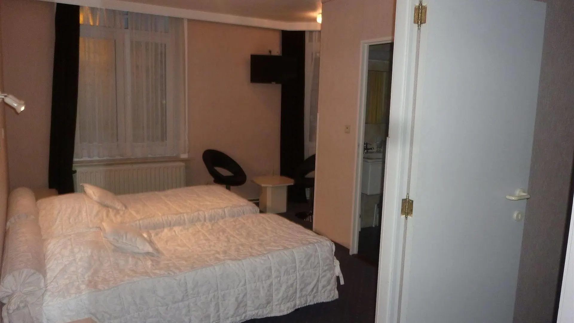 מידלקרק Hotel Kristoffel - Ontbijt Inbegrepen בלגיה